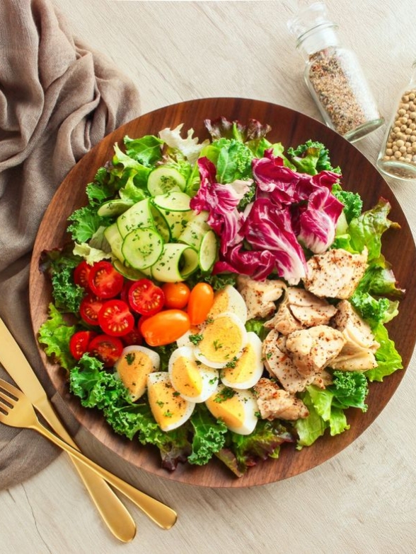 salam sayur dengan toping telur dan ayam