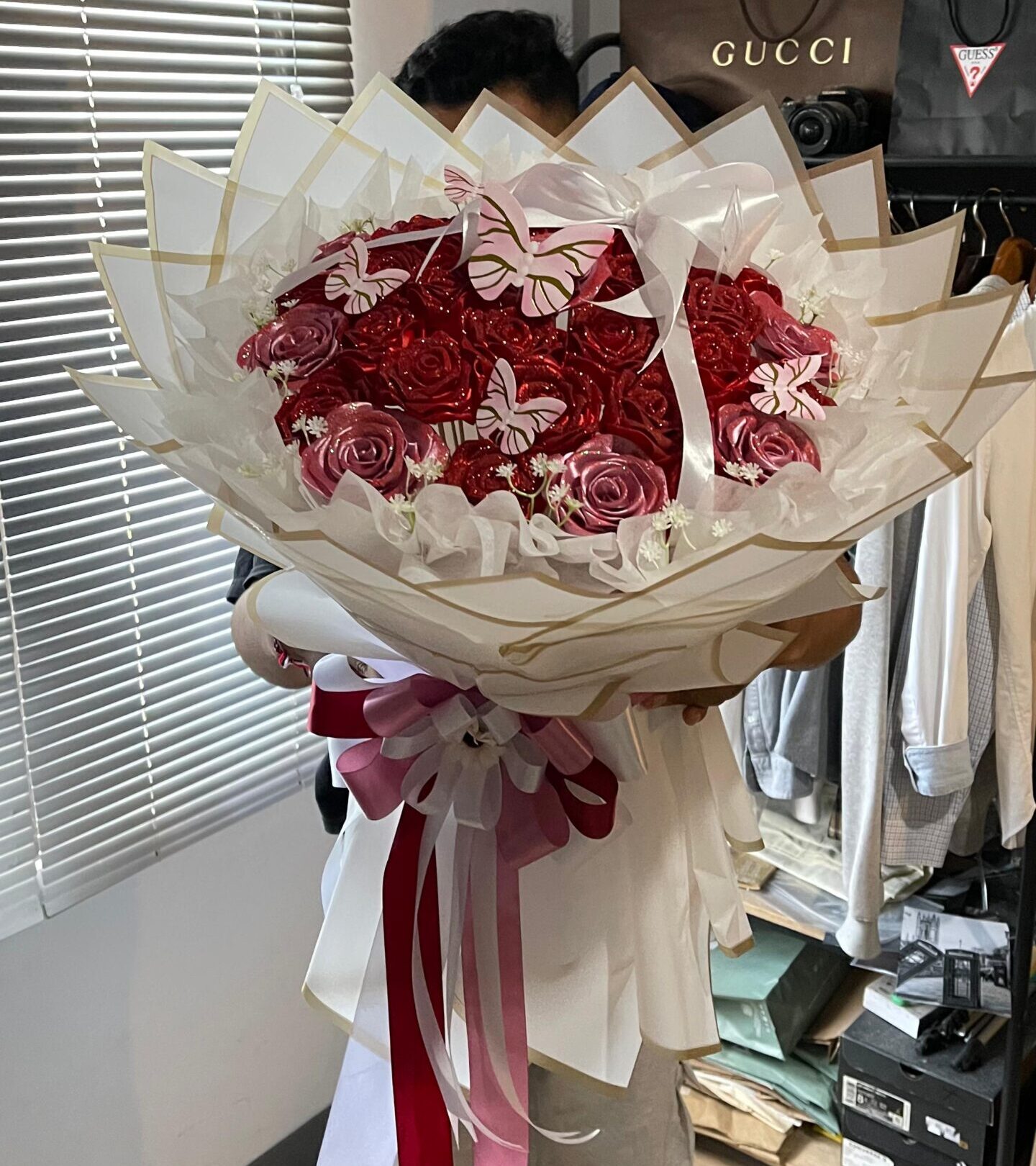 uket bunga satin cantik sebagai alternatif kado ulang tahun anti layu yang awet, elegan, dan ramah di kantong.